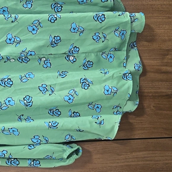 Cabi-5891 "Go-To" Top Floral Button Down-Size (oversized)Small - Picture 12 of 16